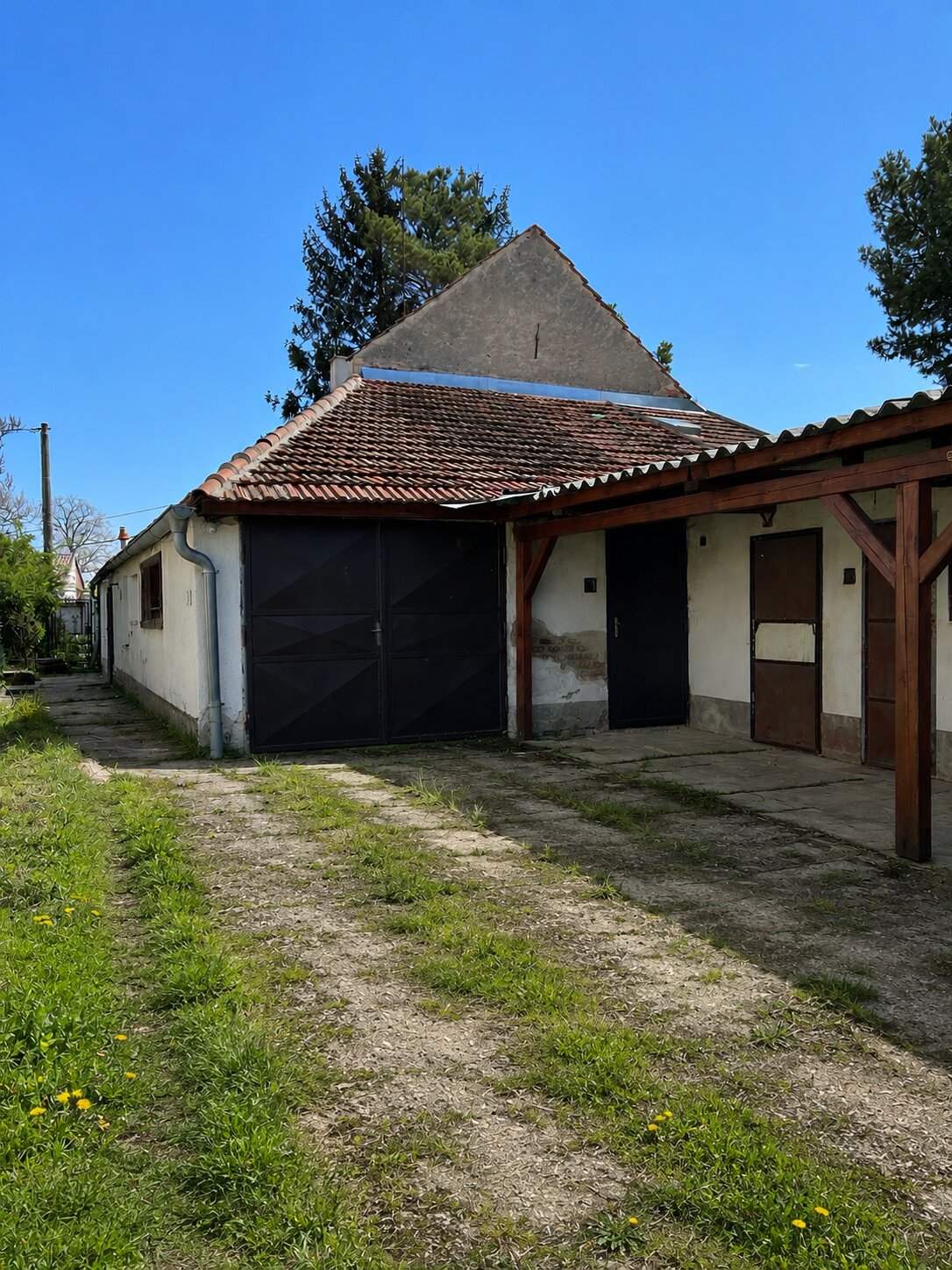 Stavení s hnědými vraty
