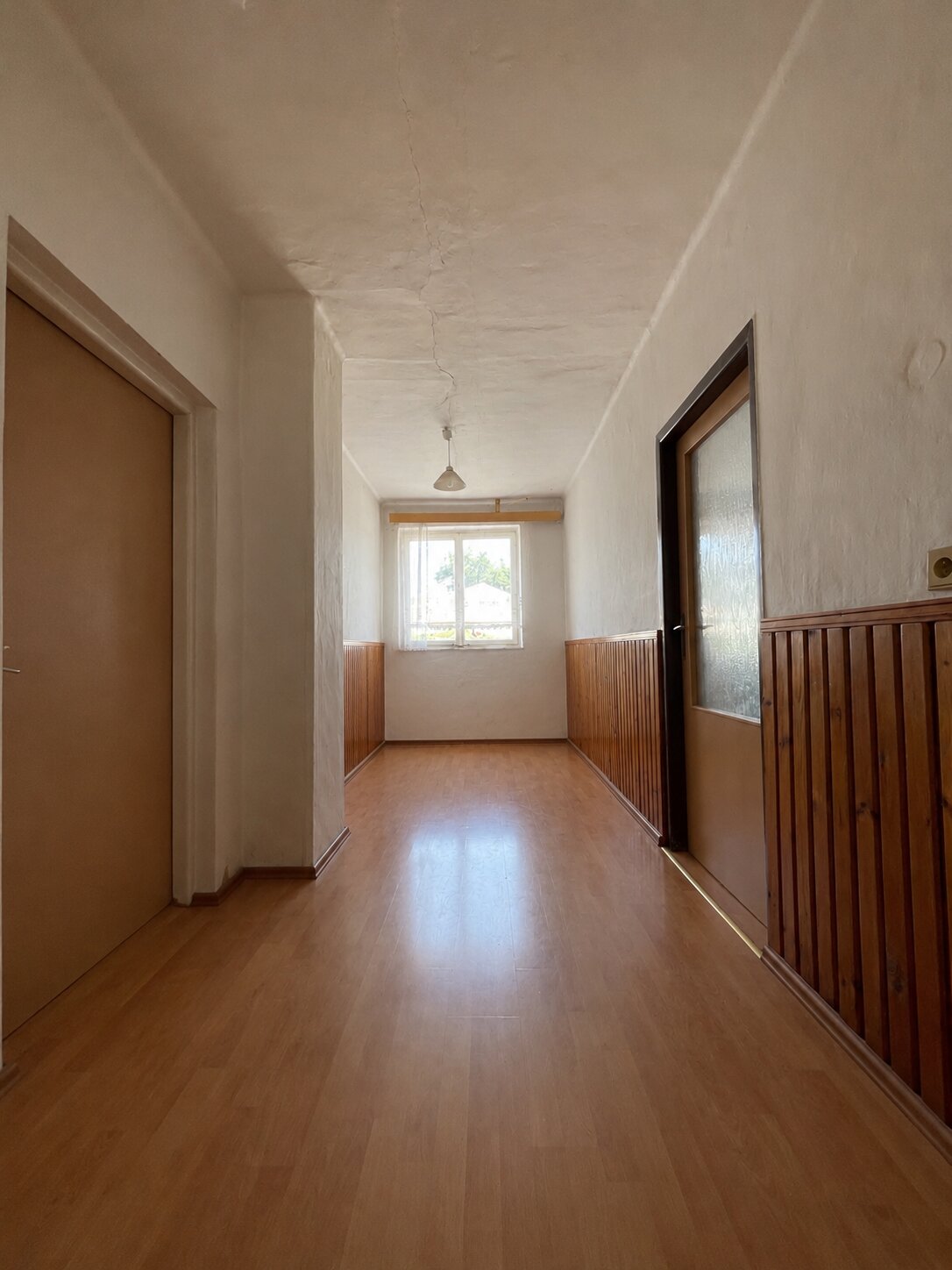 Průchozí pokoj — chodba